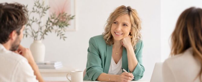 Diana Pinos trabajando con un equipo sobre creatividad, pensamiento estratégico e innovación.